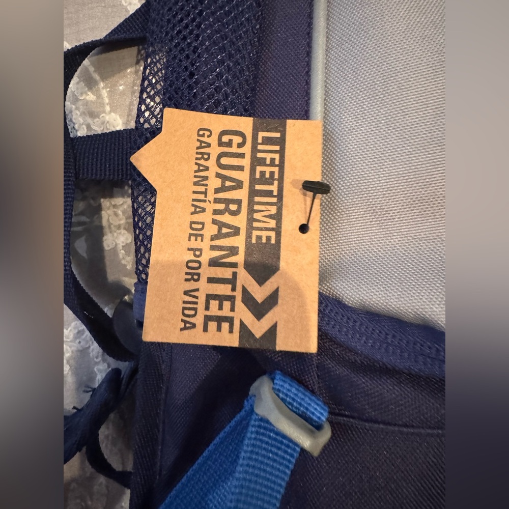 NWT Navy and Gray Hydration H2O Backpack. 2 Litres capacity - Picture 11 of 13
